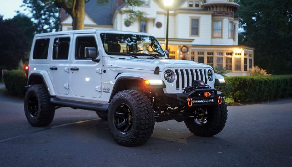 Jeep Wrangler JL Unlimited Sahara con cerchi Black Rhino e assetto off-road completo