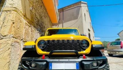 Jeep Wrangler Rubicon 2.2 Diesel 2022 Gialla – Assetto Off-Road Estremo con Accessori Off Trucks e Cerchi Fuel Covert