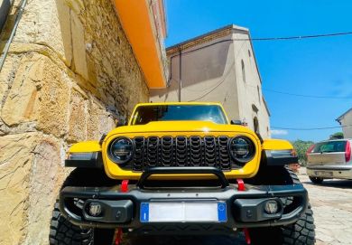 Jeep Wrangler Rubicon 2.2 Diesel 2022 Gialla – Assetto Off-Road Estremo con Accessori Off Trucks e Cerchi Fuel Covert