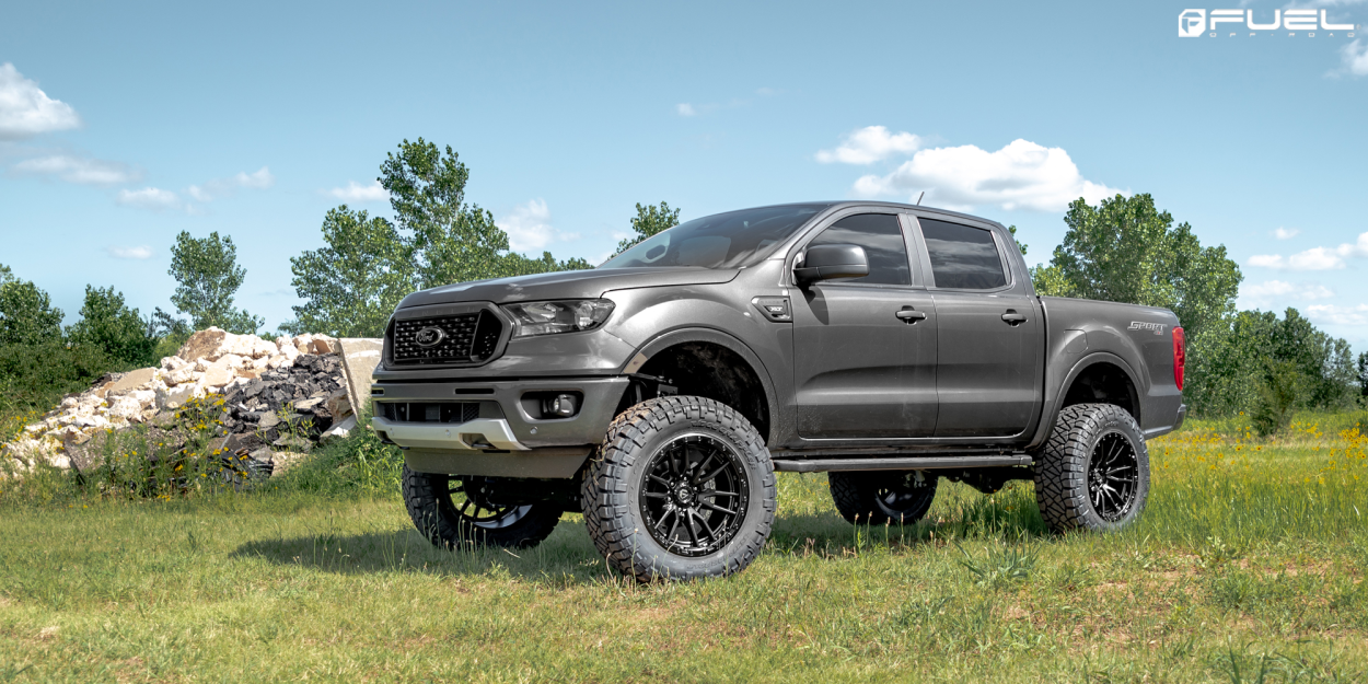 Ford Ranger T8, jossa on Booster Kit ja 20-tuumaiset Fuel Rebel -vanteet