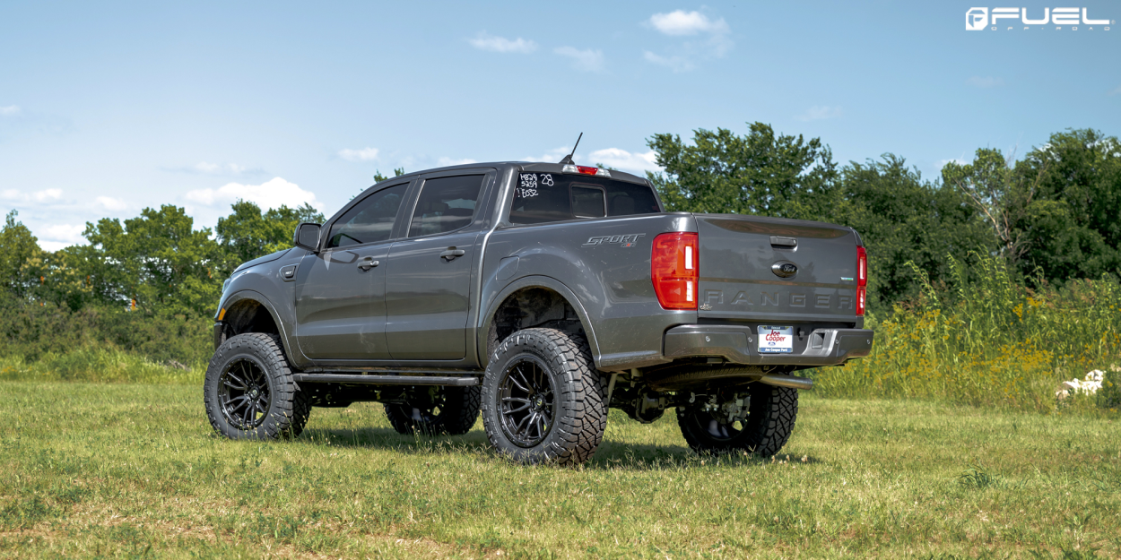 Ford Ranger T8, jossa on Booster Kit ja 20-tuumaiset Fuel Rebel -vanteet