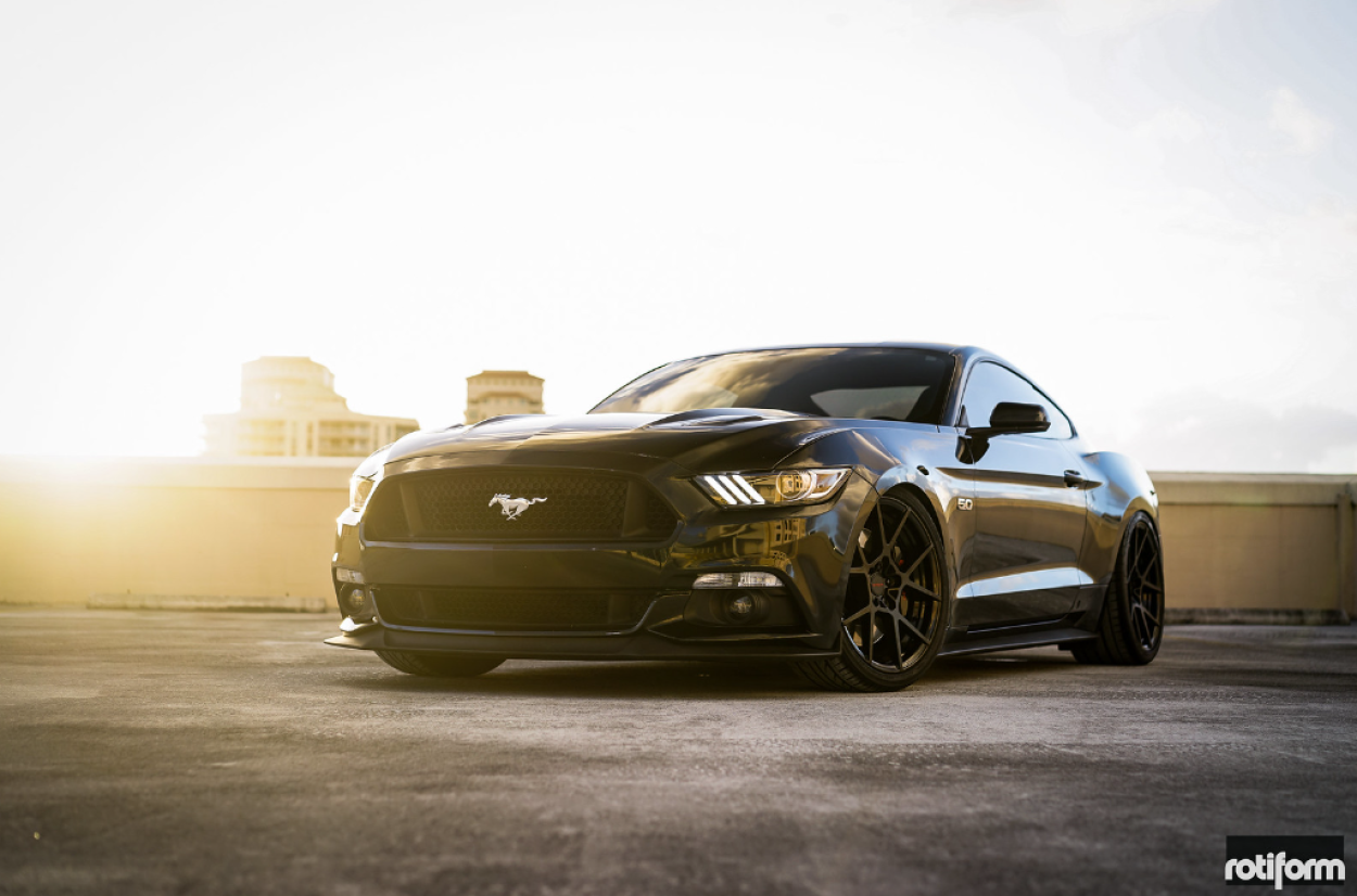Ford Mustang GT 2015 con llantas Rotiform KPS de 20 pulgadas y sistema de frenado con pinzas Brembo y discos de 380 mm.