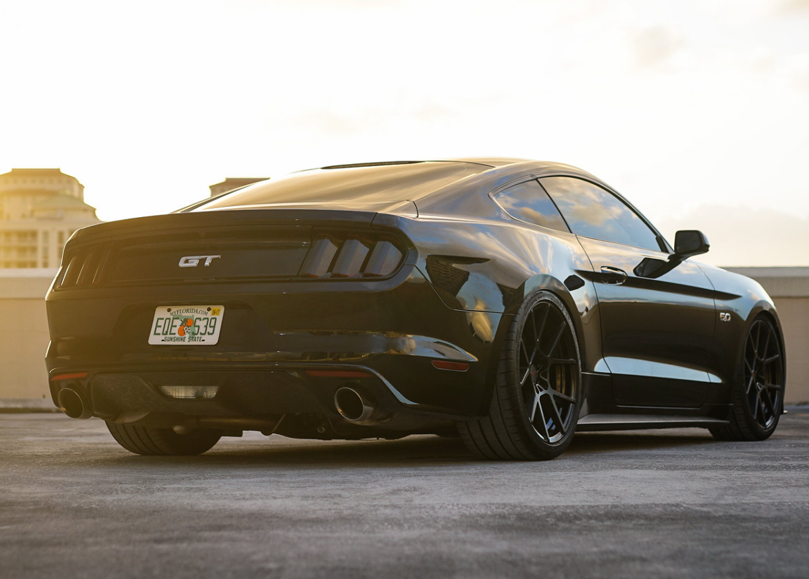 Ford Mustang GT 2015 con llantas Rotiform KPS de 20 pulgadas y sistema de frenado con pinzas Brembo y discos de 380 mm.