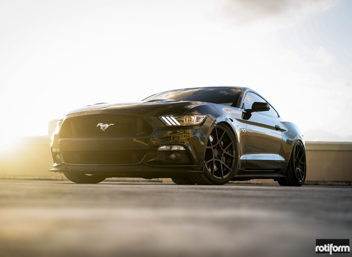 Ford Mustang GT 2015 con llantas Rotiform KPS de 20 pulgadas y sistema de frenado con pinzas Brembo y discos de 380 mm.
