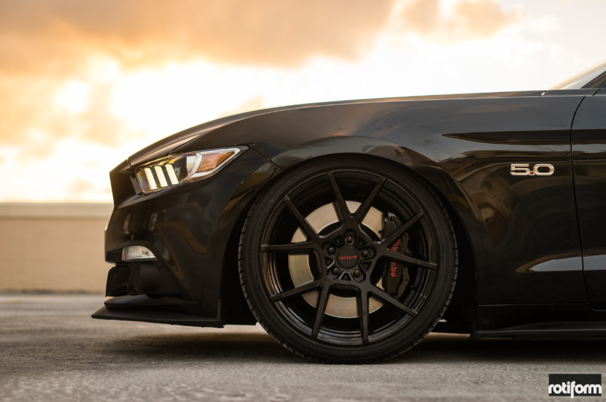 Ford Mustang GT 2015 con llantas Rotiform KPS de 20 pulgadas y sistema de frenado con pinzas Brembo y discos de 380 mm.
