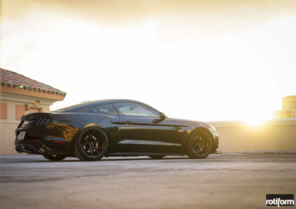 Ford Mustang GT 2015 con llantas Rotiform KPS de 20 pulgadas y sistema de frenado con pinzas Brembo y discos de 380 mm.