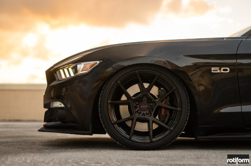 Ford Mustang GT 2015 con cerchi Rotiform KPS da 20 pollici e impianto frenante con pinze Brembo e dischi da 380 mm