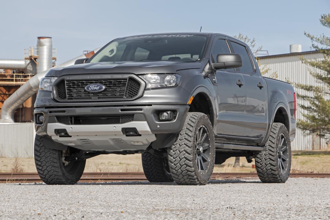 Ford Ranger T8 con kit rialzo Rough Country da 3,5 pollici