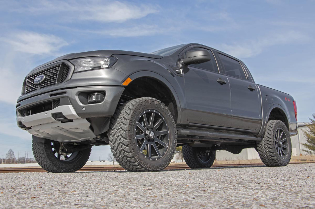 Ford Ranger T8 con kit rialzo Rough Country da 3,5 pollici