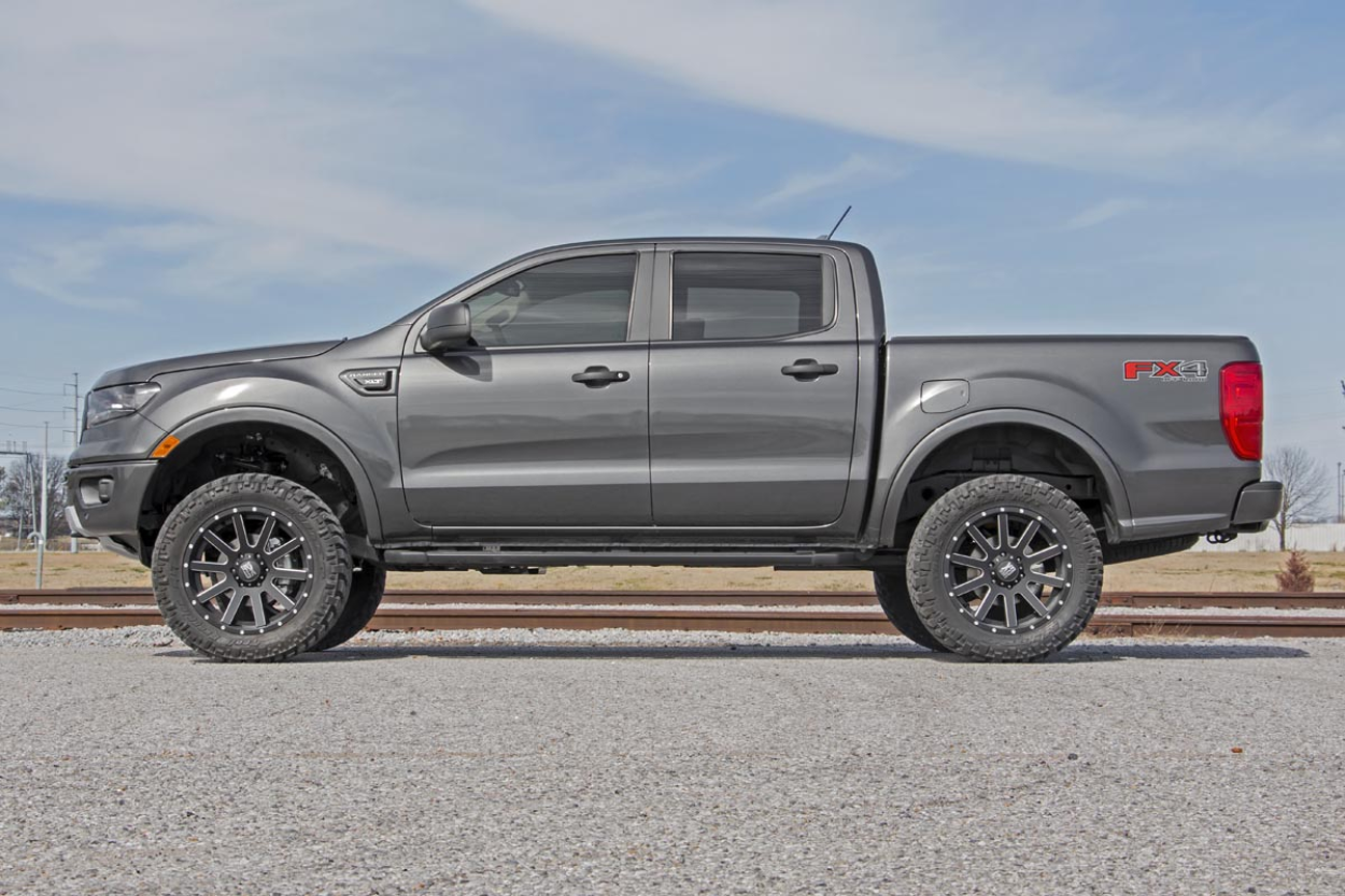 Ford Ranger T8 con kit rialzo Rough Country da 3,5 pollici