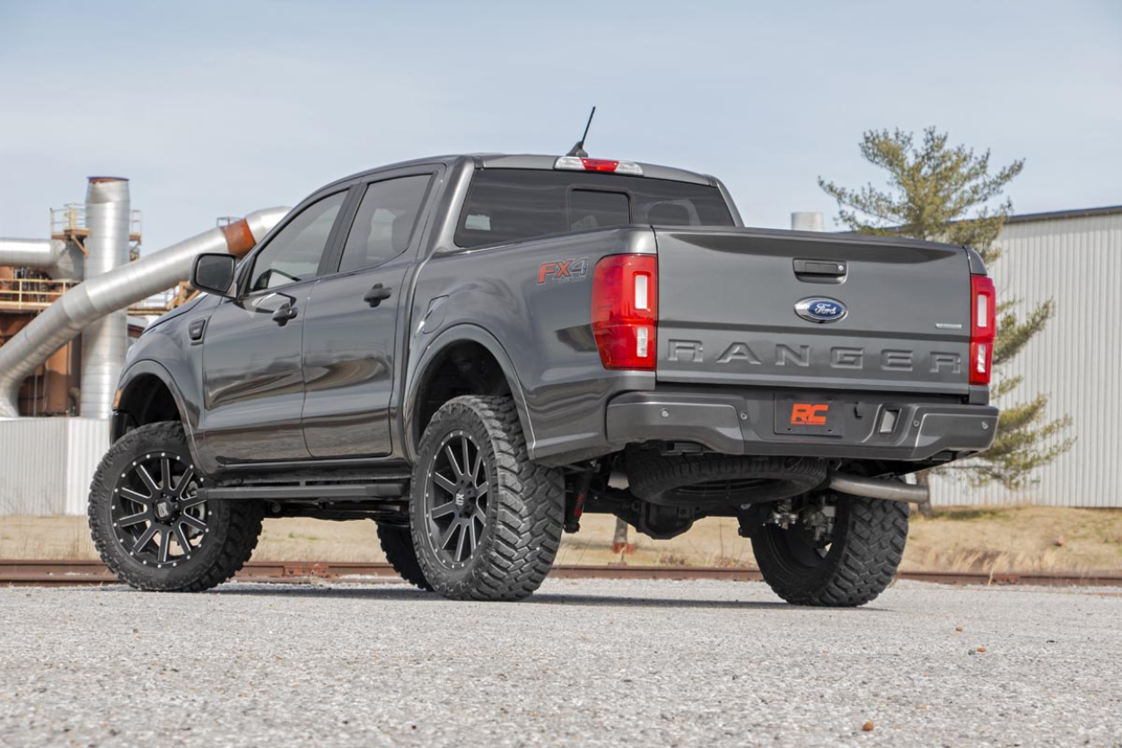 Ford Ranger T8 con kit rialzo Rough Country da 3,5 pollici