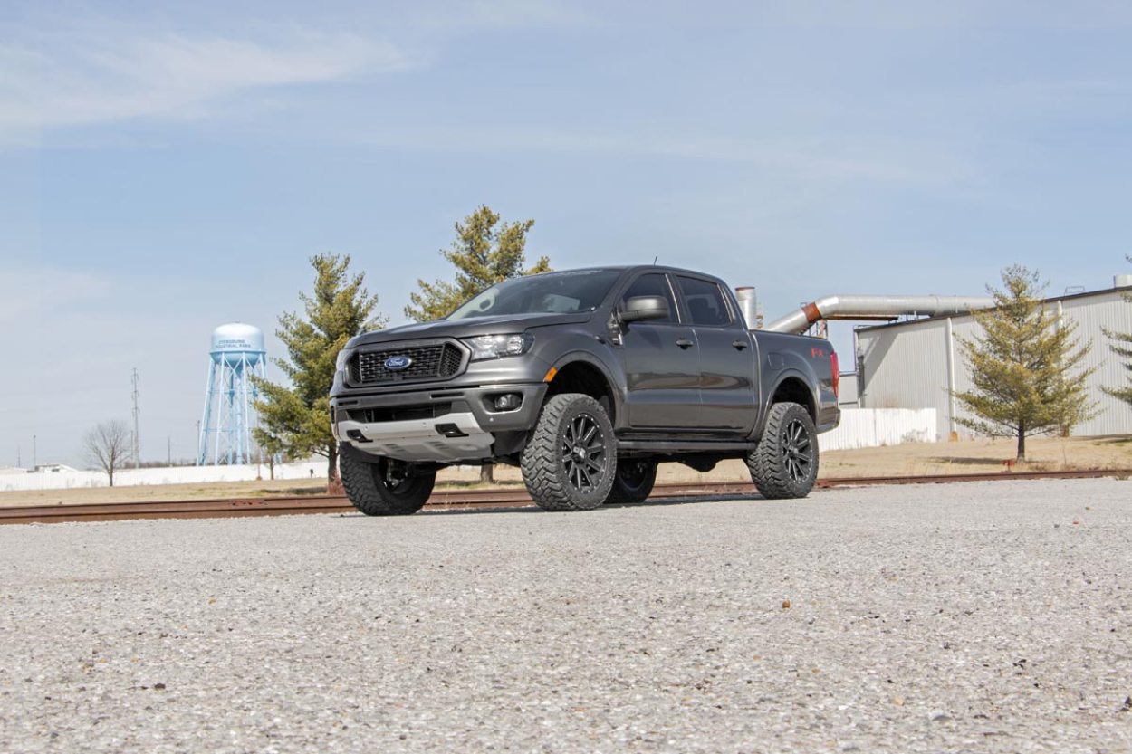 Ford Ranger T8 con kit rialzo Rough Country da 3,5 pollici
