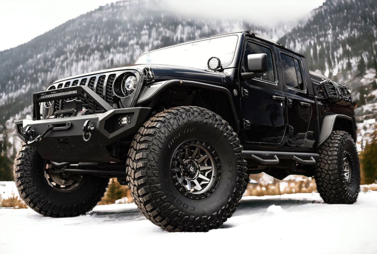 Jeep Wrangler JK Fuel Covert-felger med sidetrinn i metall og offroad-utstyr