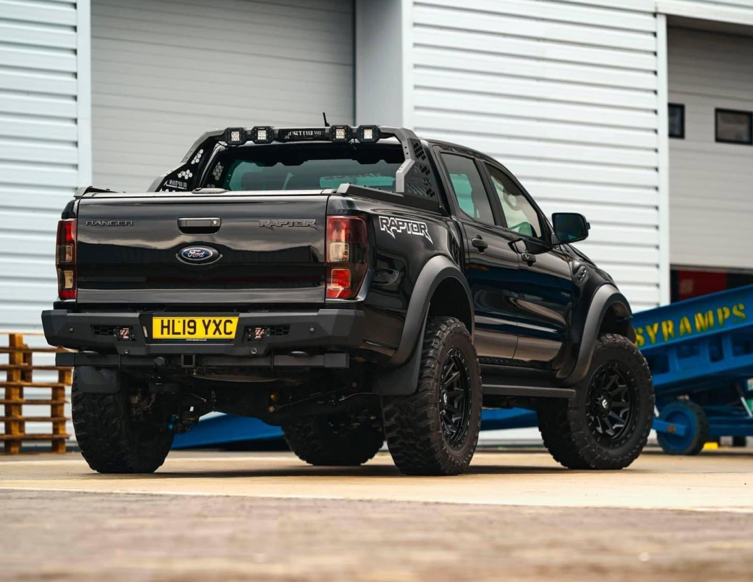 Ford Ranger Raptor con llantas Fuel Covert de 20 pulgadas
