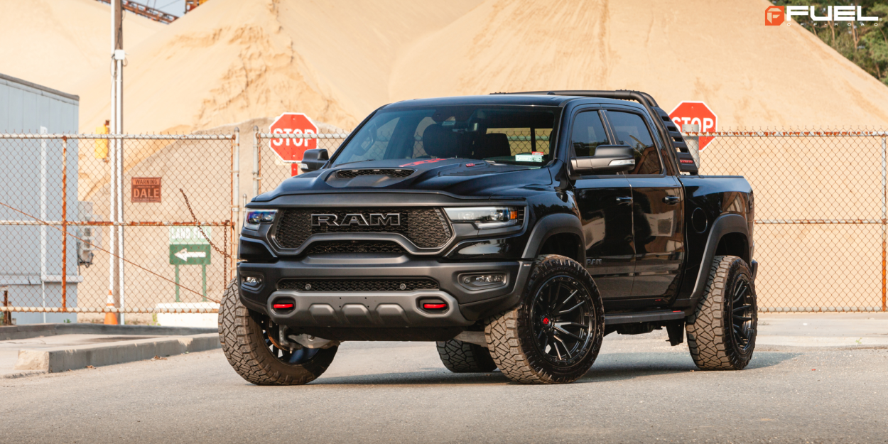 Ram TRX med 22-tommers svarte Fuel Rebel-felger
