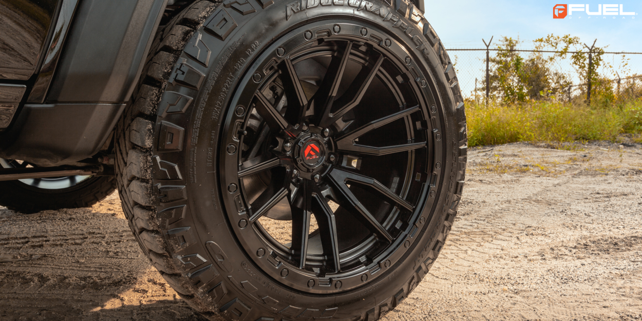 Ram TRX med 22-tommers svarte Fuel Rebel-felger