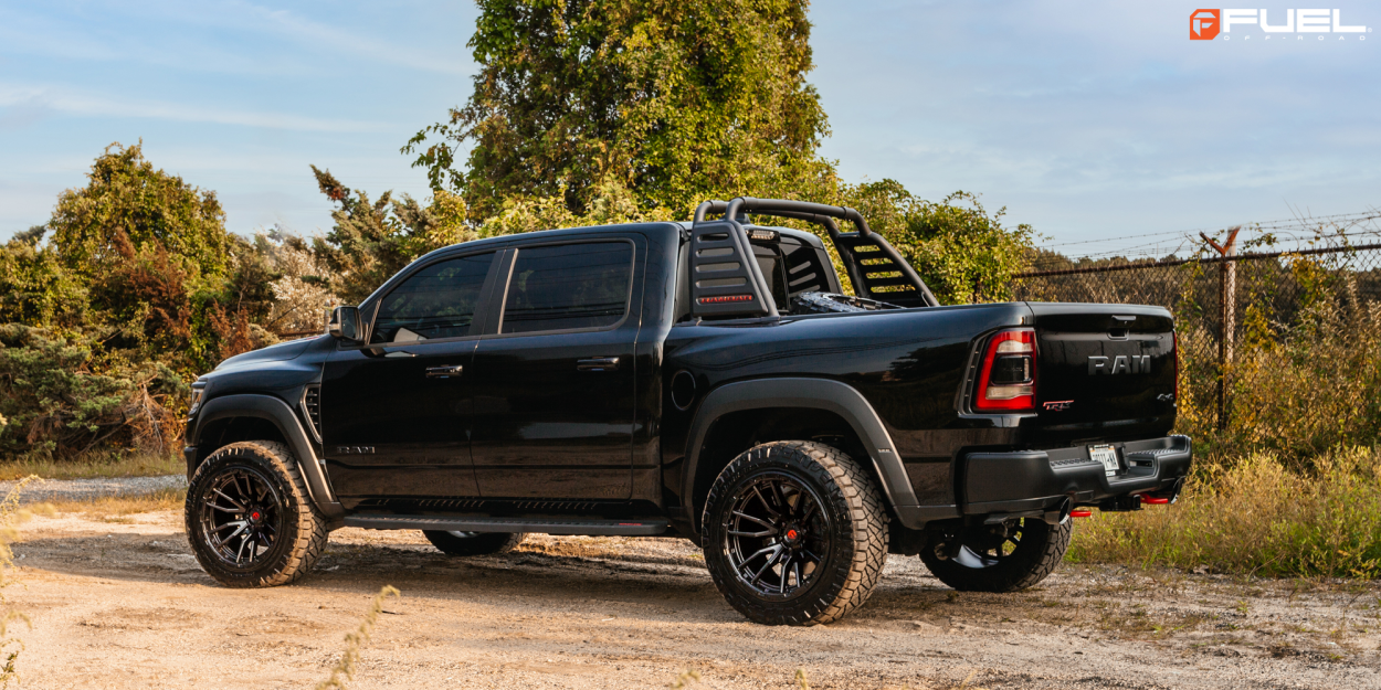 Ram TRX med 22-tommers svarte Fuel Rebel-felger