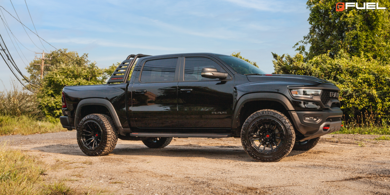Ram TRX med 22-tommers svarte Fuel Rebel-felger
