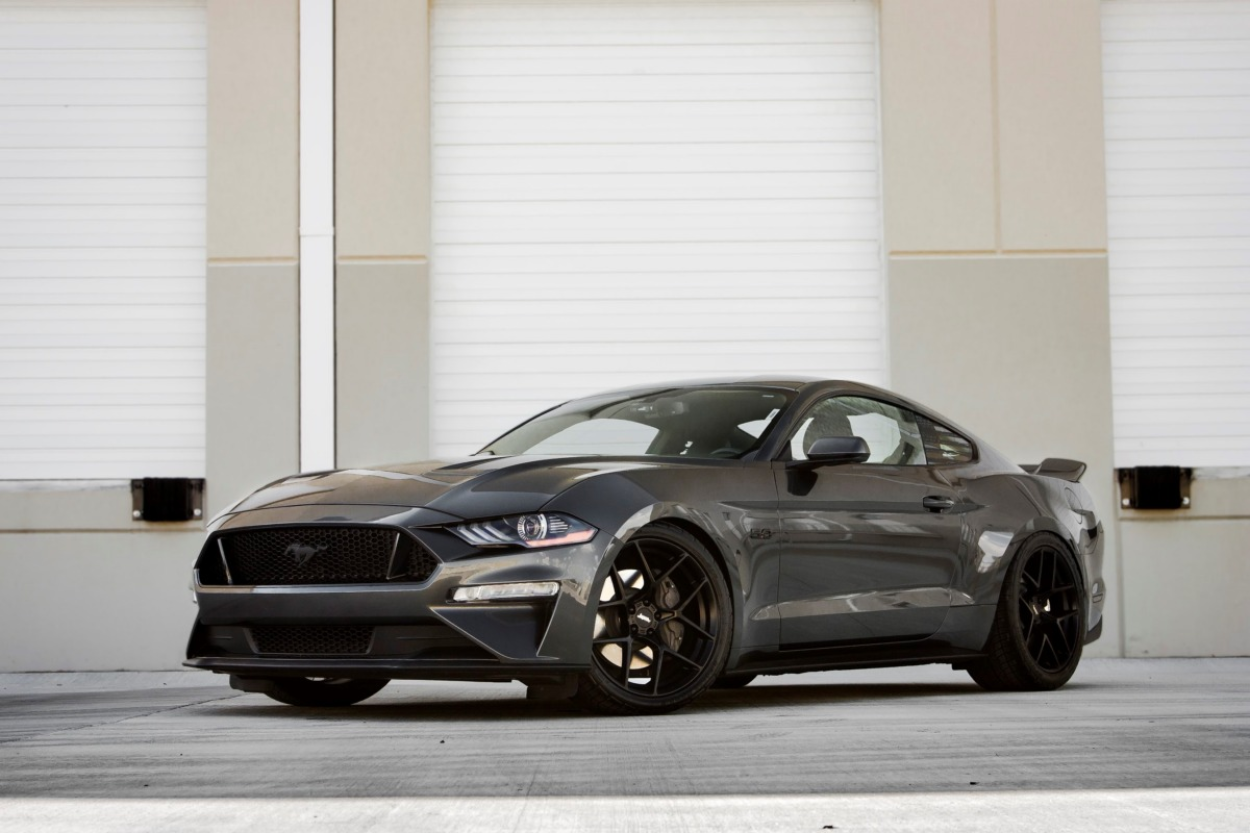 2018 Ford Mustang GT mit 20-Zoll-Rädern von American Racing Crossfire