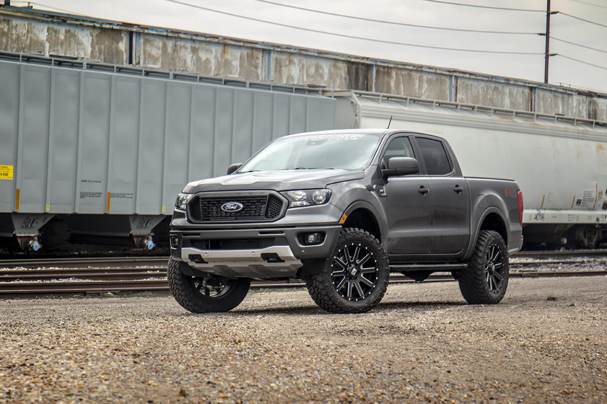 Ford Ranger cu kit de ridicare de 2,5 inchi și jante XD Heist