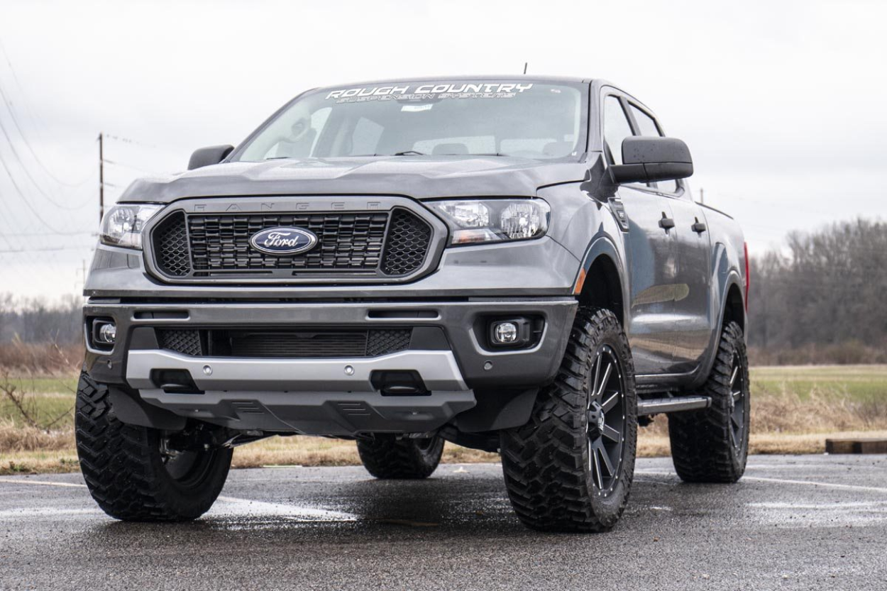 Ford Ranger cu kit de ridicare de 2,5 inchi și jante XD Heist