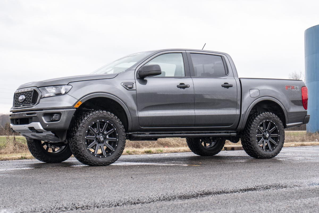 Ford Ranger cu kit de ridicare de 2,5 inchi și jante XD Heist