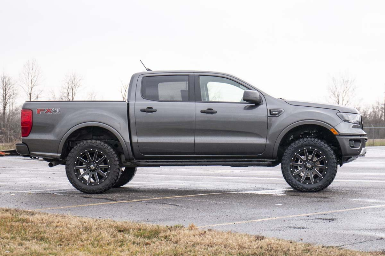 Ford Ranger cu kit de ridicare de 2,5 inchi și jante XD Heist