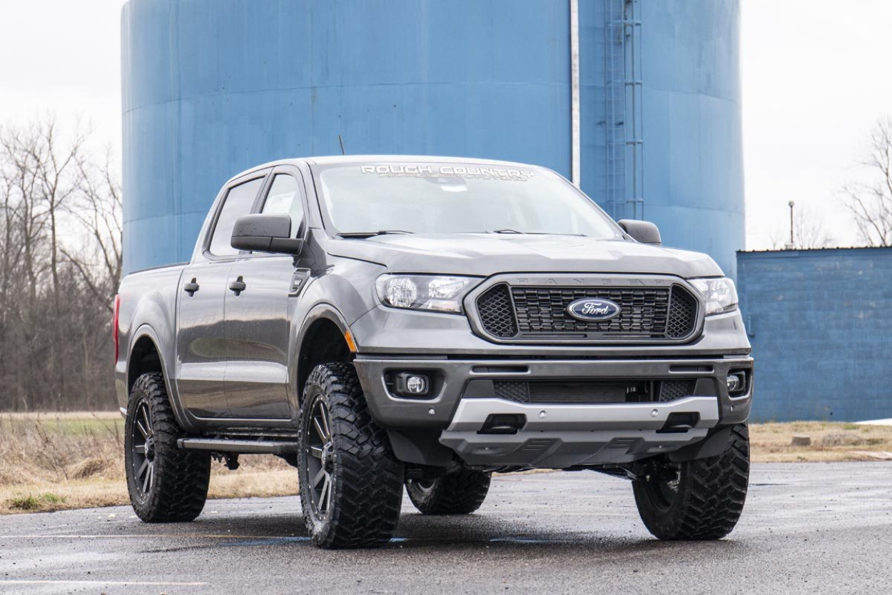 Ford Ranger cu kit de ridicare de 2,5 inchi și jante XD Heist