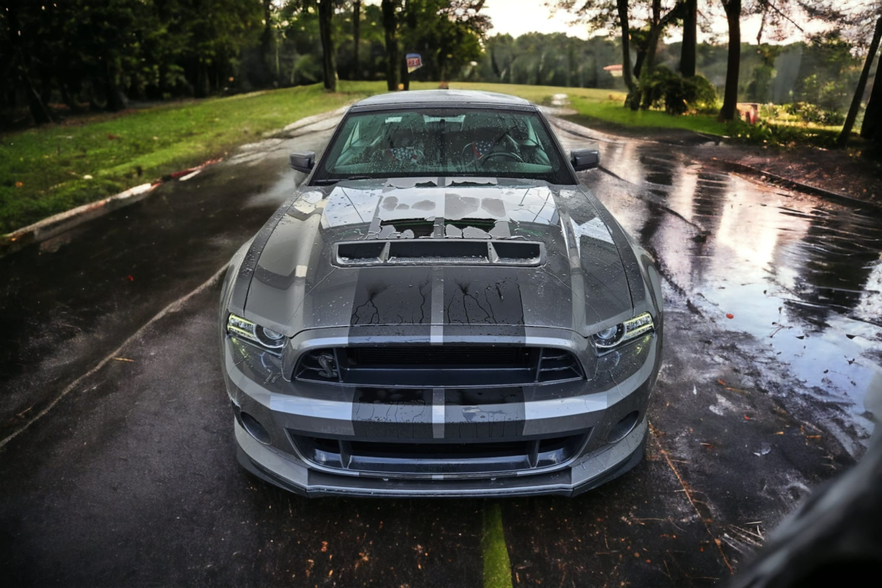 Ford Mustang V6 2013 con GT500 Body Kit
