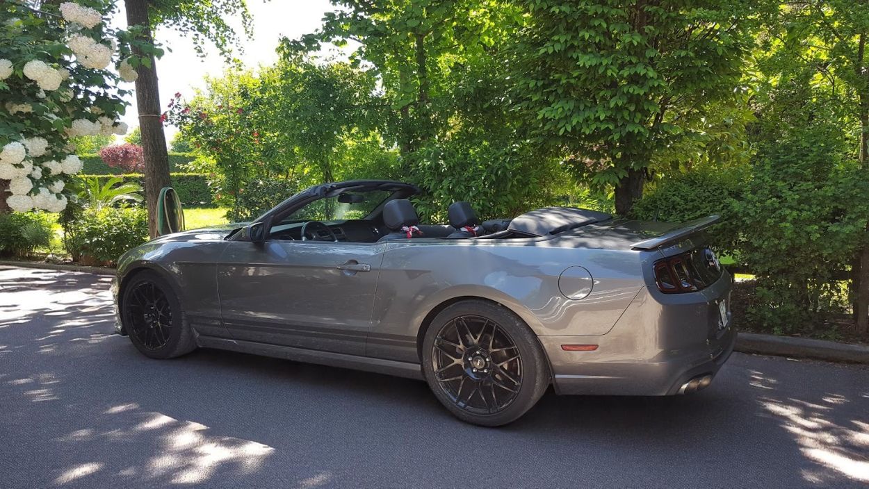 Ford Mustang V6 2013 con GT500 Body Kit