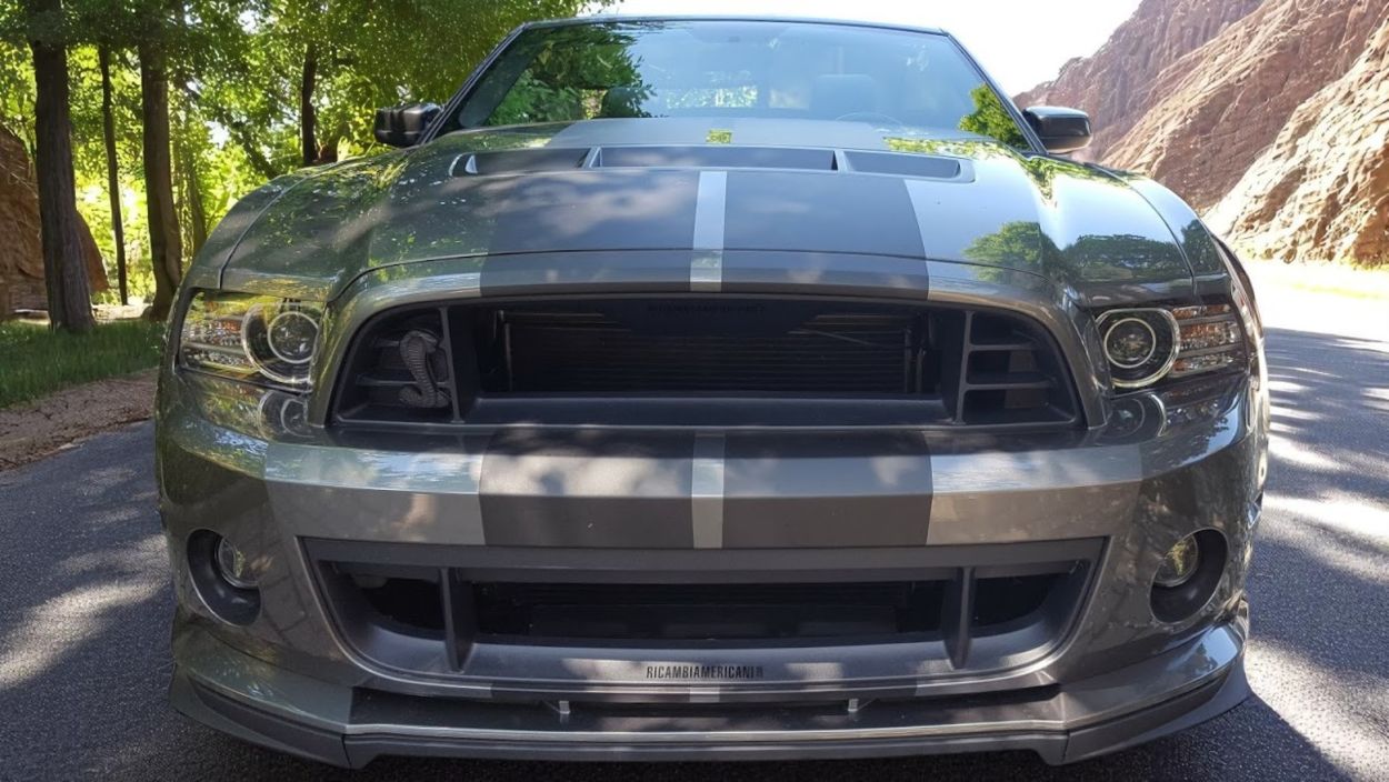 Ford Mustang V6 2013 con GT500 Body Kit