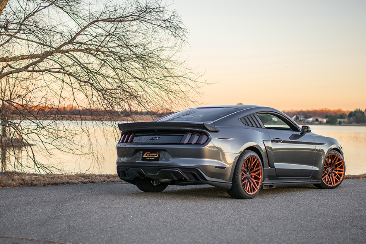 2016 Ford Mustang S550, jossa on Cervinisin muotoilusarja
