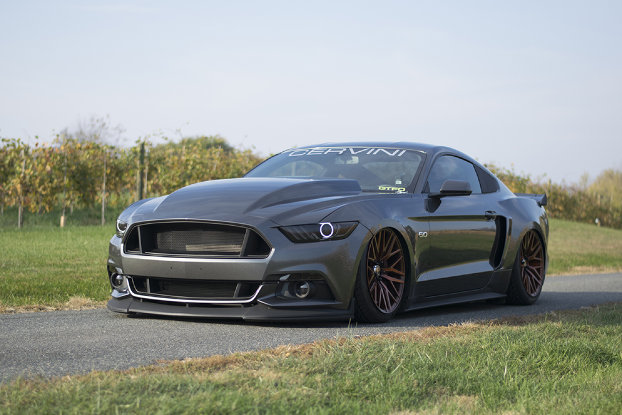 2016 Ford Mustang S550, jossa on Cervinisin muotoilusarja