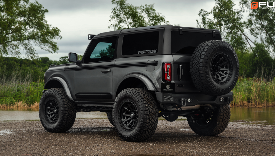 Ford Bronco 2022 20-tuumaisilla Fuel Covert -vanteilla varustettuna