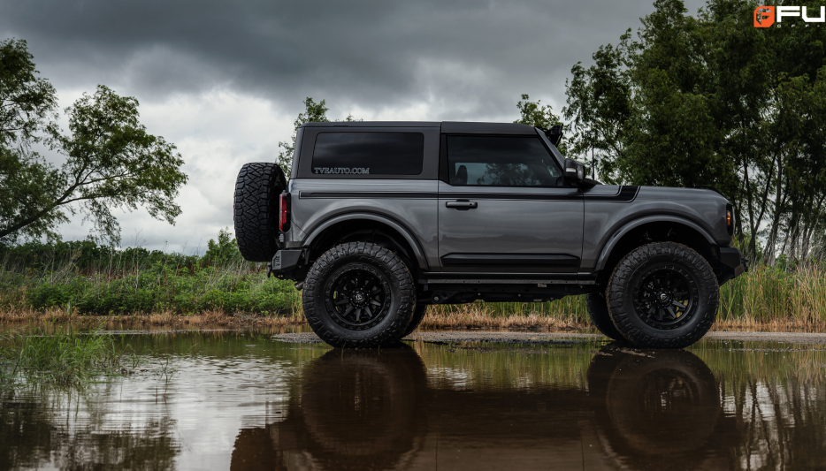 Ford Bronco 2022 20-tuumaisilla Fuel Covert -vanteilla varustettuna