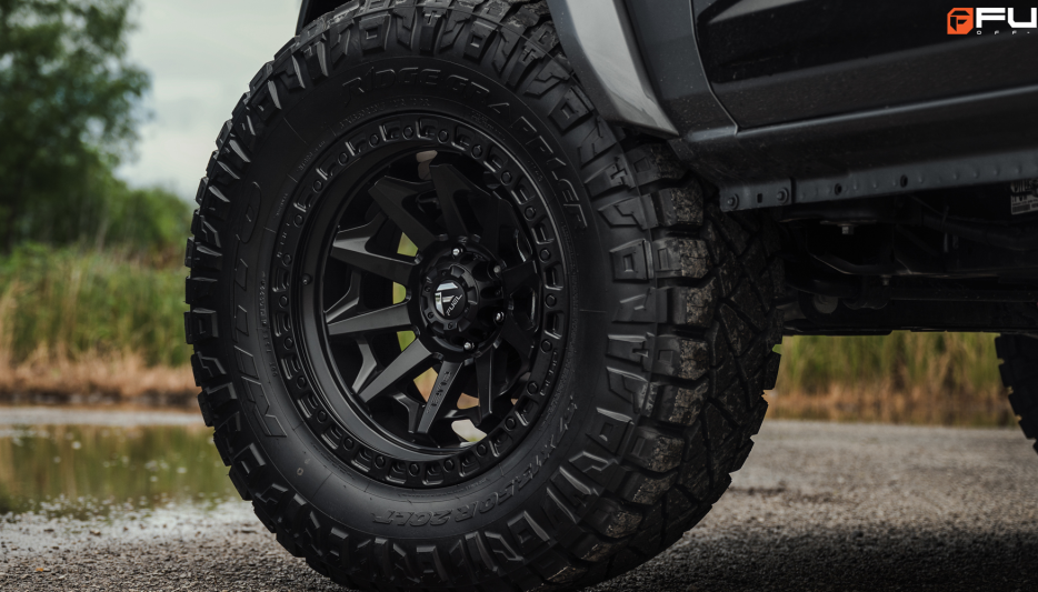 Ford Bronco 2022 20-tuumaisilla Fuel Covert -vanteilla varustettuna