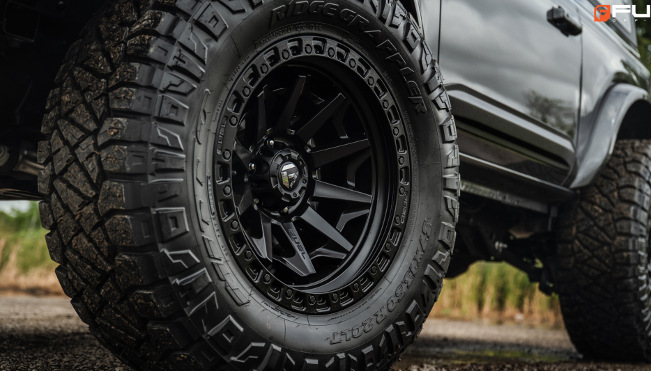 Ford Bronco 2022 20-tuumaisilla Fuel Covert -vanteilla varustettuna