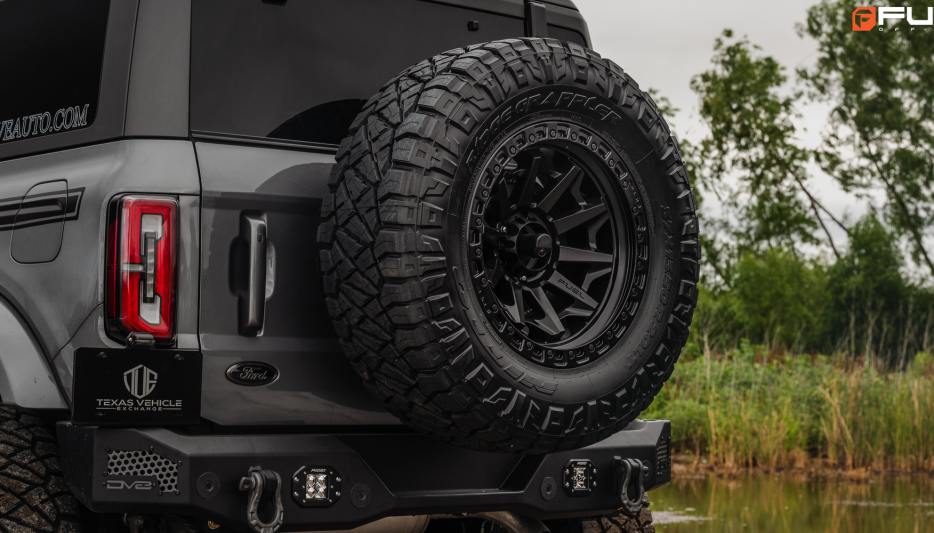 Ford Bronco 2022 20-tuumaisilla Fuel Covert -vanteilla varustettuna