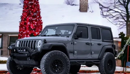 Jeep Wrangler JL con cerchi Fuel Covert in versione natalizia