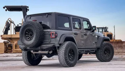 Jeep Wrangler JLU con cerchi Fuel Covert e pedane laterali Off Trucks