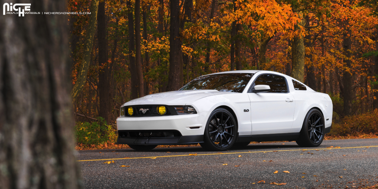 2012 Ford Mustang GT with 20-inch Niche Essen wheels