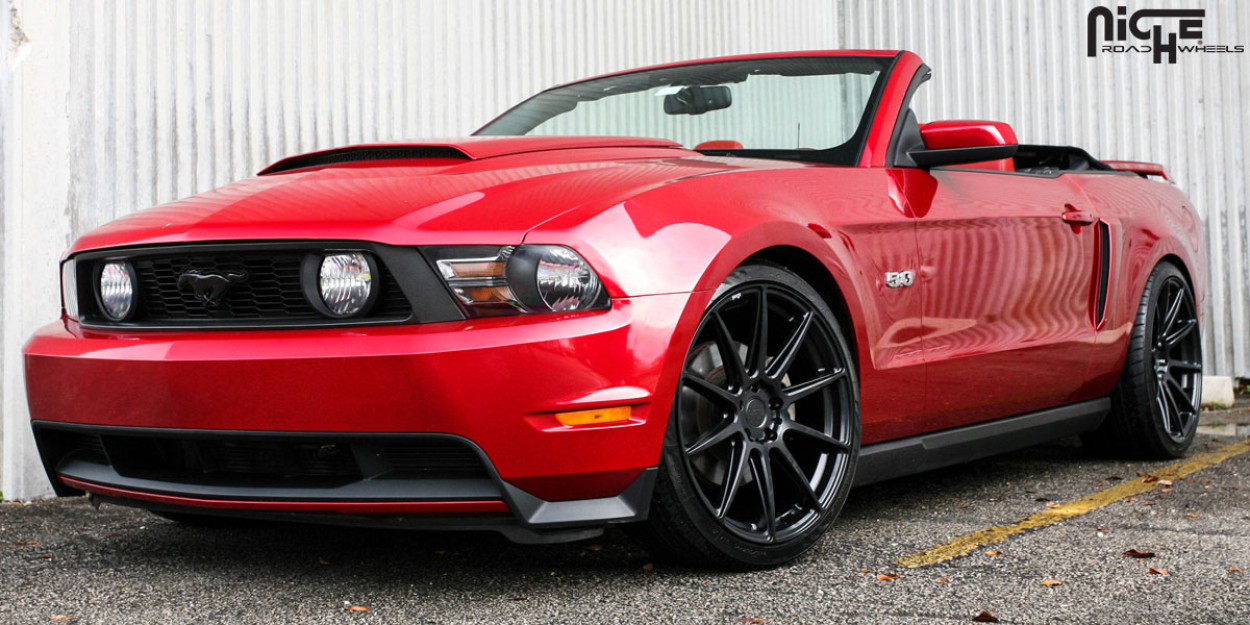 2011 Ford Mustang GT Cabrio mit schwarzen 20-Zoll-Felgen von Niche Essen