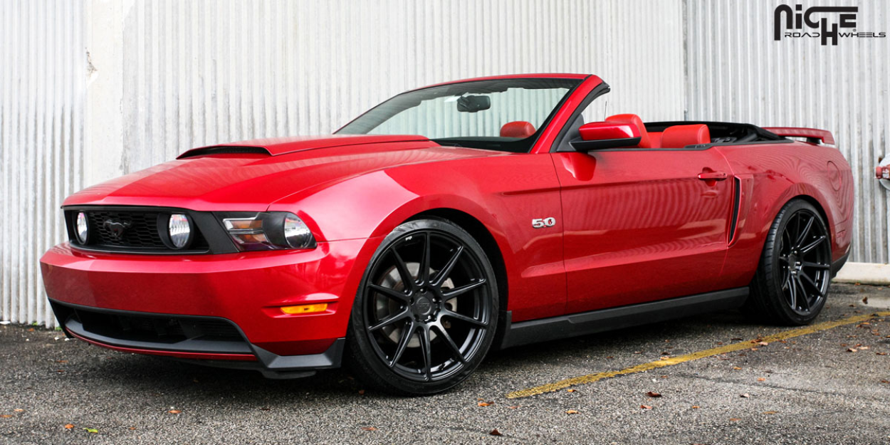 2011 Ford Mustang GT Cabrio mit schwarzen 20-Zoll-Felgen von Niche Essen