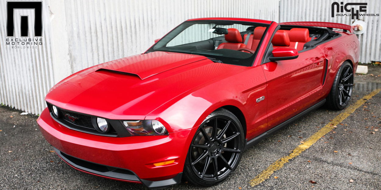 2011 Ford Mustang GT Cabrio mit schwarzen 20-Zoll-Felgen von Niche Essen