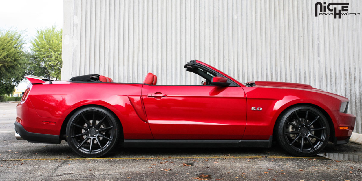 2011 Ford Mustang GT Cabrio mit schwarzen 20-Zoll-Felgen von Niche Essen