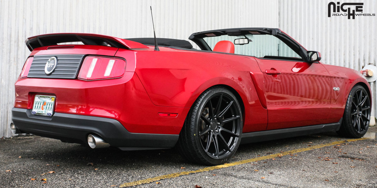 2011 Ford Mustang GT Cabrio mit schwarzen 20-Zoll-Felgen von Niche Essen