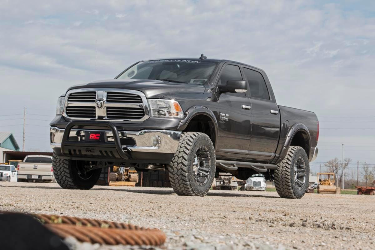 Ram 1500 DS con kit de refuerzo de suspensión Rough Country de 6