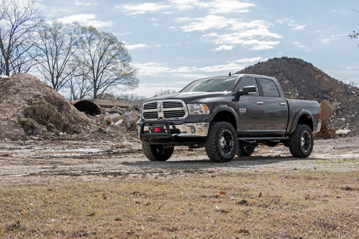Ram 1500 DS con kit de refuerzo de suspensión Rough Country de 6