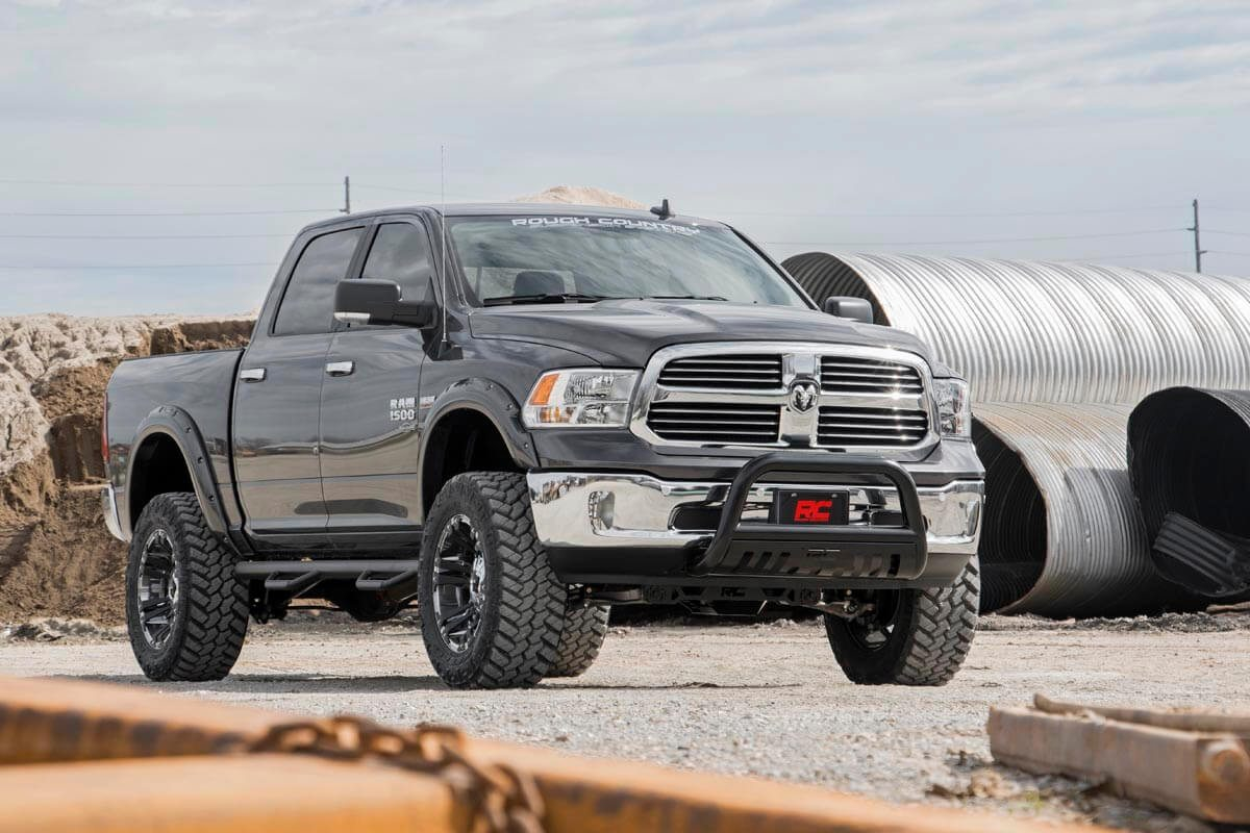 Ram 1500 DS con kit de refuerzo de suspensión Rough Country de 6