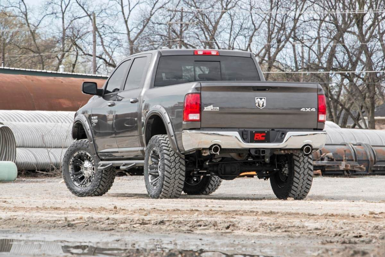 Ram 1500 DS con kit de refuerzo de suspensión Rough Country de 6